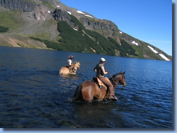 Steffi im See  bei ihrem Reiterlebniss in Nord Patagonien